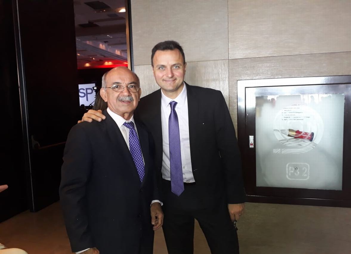 El Periodista, Alfonso Vélez Jaramillo, junto a Daniel Ivouskus, Presidente la Cumbre Mundial de Comunicación Política.